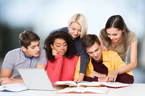 Unga studenter som studerar — Stockfoto