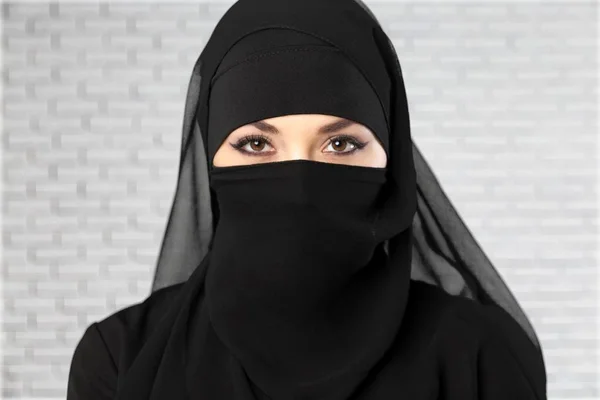 Geheimnisvolle arabische Frau — Stockfoto