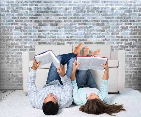 Junges Paar liest Buch — Stockfoto