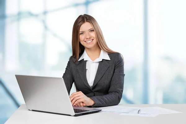 Joven mujer de negocios con portátil —  Fotos de Stock