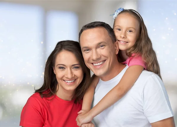 Feliz família sorridente com a filha — Fotografia de Stock