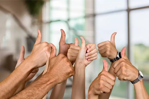 Hände gestikulieren Daumen hoch — Stockfoto