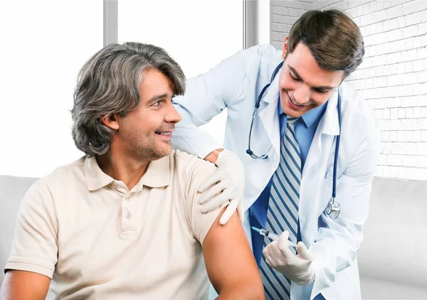 Médico haciendo la vacunación al paciente —  Fotos de Stock