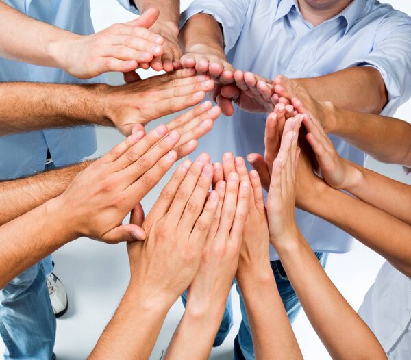 Люди складывают руки 