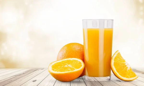 Verre de délicieux jus d'orange — Photo