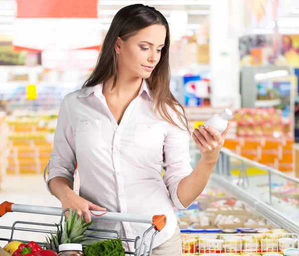 Jovem mulher compras — Fotografia de Stock