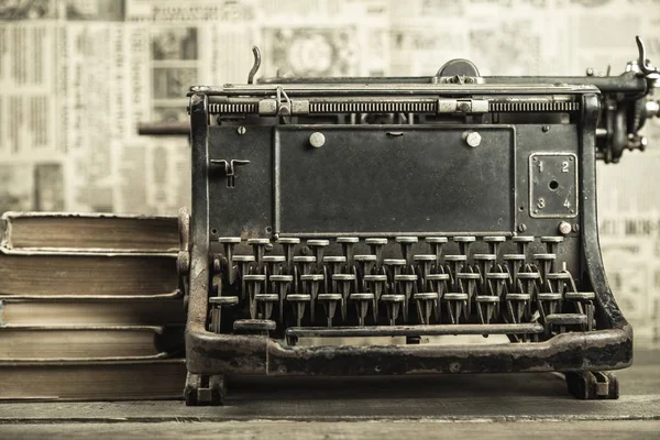 Alte Schreibmaschine und Bücher — Stockfoto