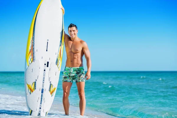 Man met surfplank — Stockfoto