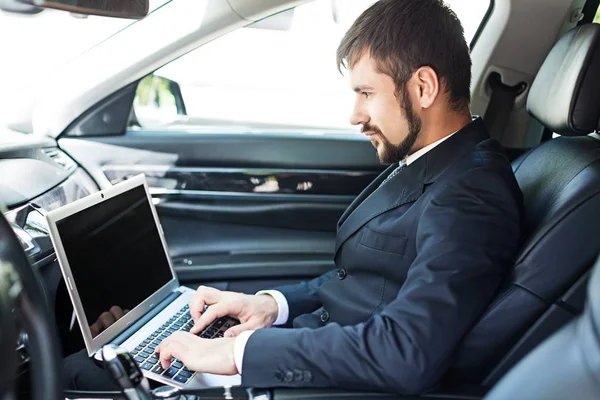 Zakenman met behulp van mobiele en laptop — Stockfoto