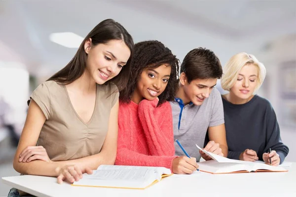 Estudiantes escribiendo notas — Foto de Stock