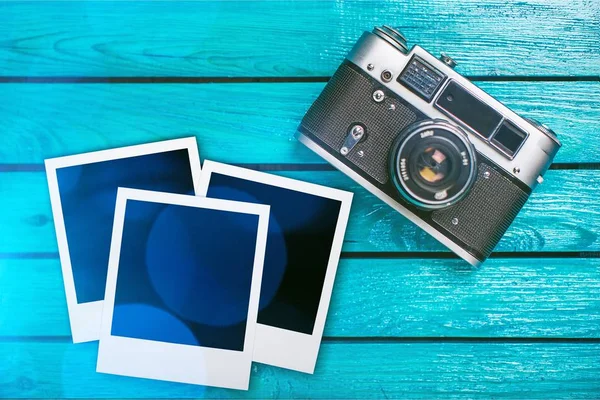 Vintage camera with photo cards — Stock Photo, Image