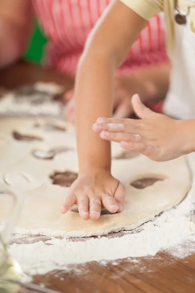 Meisje koken met bloem — Stockfoto