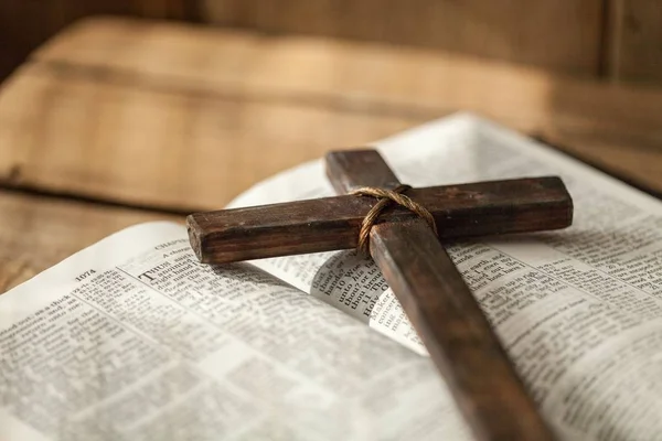 거룩한 성경 책과 십자가 — 스톡 사진