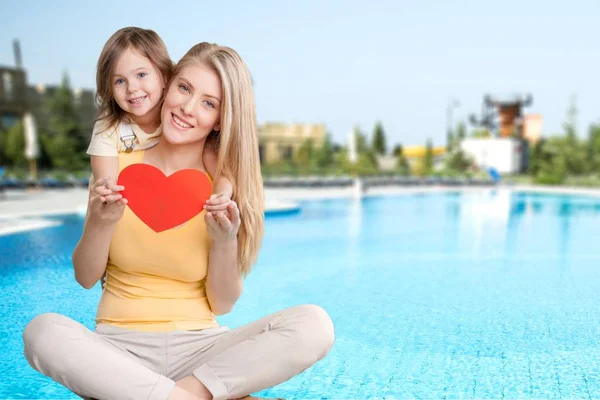 Feliz Madre Hija Abrazándose Con Corazón Rojo — Foto de Stock