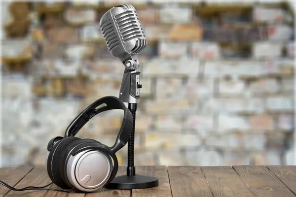 Retro tarzı mikrofon ve kulaklıklar