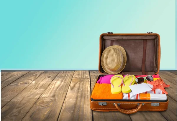 Ретро чемодан с туристическими объектами — стоковое фото