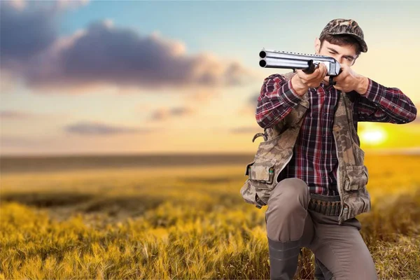 Jäger mit Waffe im Feld — Stockfoto