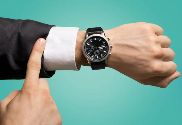 Empresário com relógio de mão — Fotografia de Stock