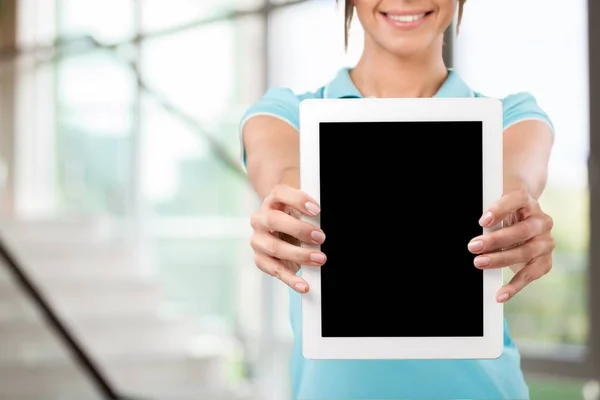 女性を示すデジタル タブレット — ストック写真