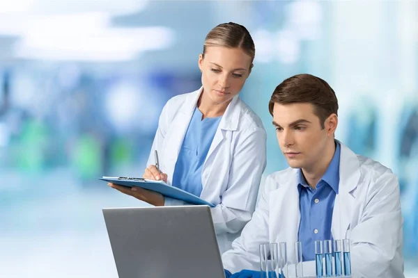 Dois cientistas conduzindo pesquisa — Fotografia de Stock