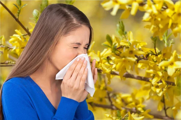 Giovane donna che si gratta il naso — Foto Stock