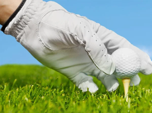Bola de golfe com mão — Fotografia de Stock