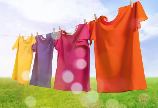 Kleurrijke t-shirts opknoping op touw — Stockfoto