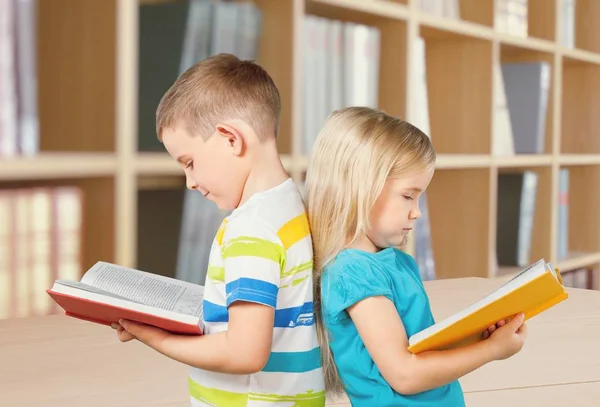 Jongen jongen en meisje met boeken — Stockfoto