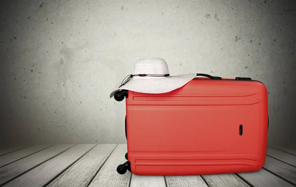Bolsa de viagem e chapéu de palha — Fotografia de Stock
