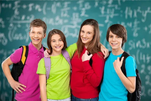 Gruppe glücklicher Studenten — Stockfoto