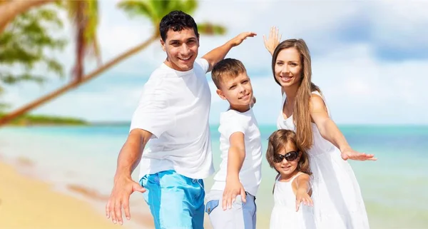 Familia feliz de vacaciones — Foto de Stock