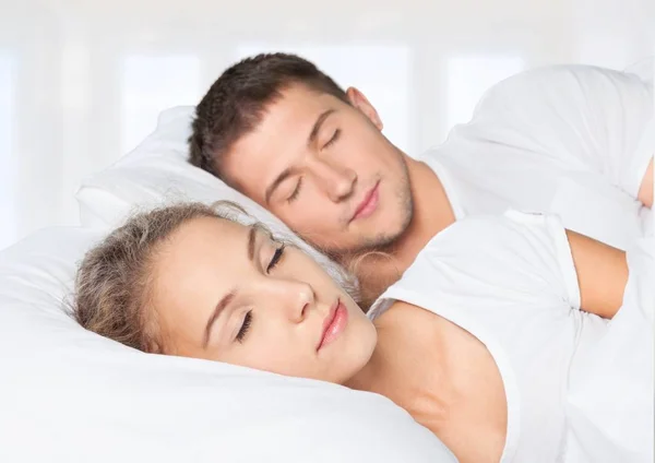 Pareja joven durmiendo — Foto de Stock