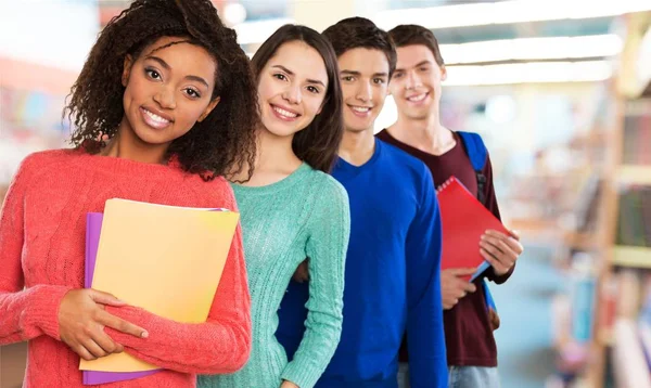 Groep van jonge studenten glimlachen — Stockfoto