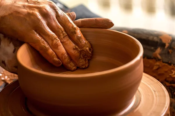 Alfarero haciendo olla de arcilla — Foto de Stock