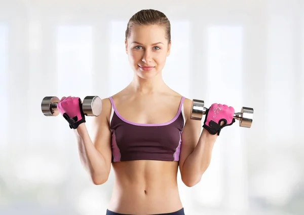 若い女性の持ち株ダンベル — Stockfoto