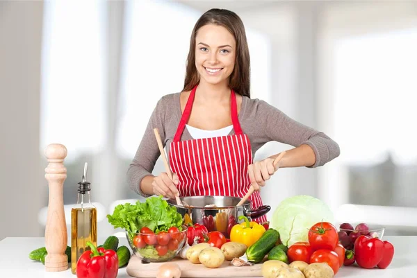 Belle femme aux légumes frais — Photo