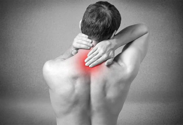 Homem que sofre de dor no pescoço — Fotografia de Stock