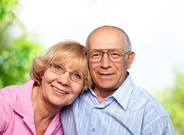 Park yerinde yaşlı bir çift