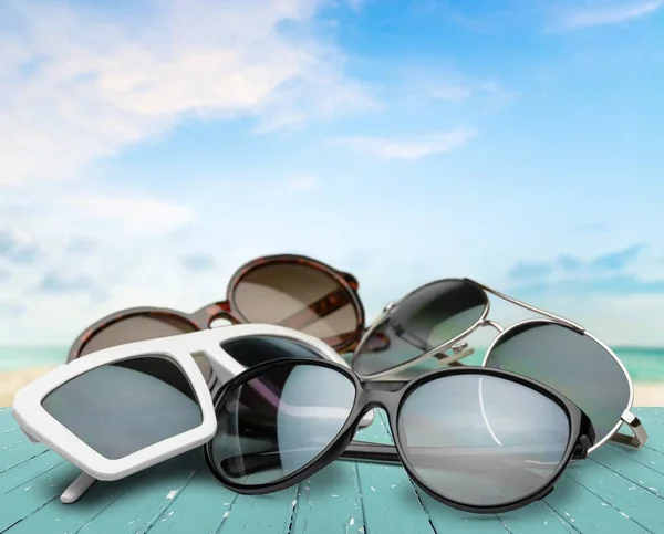 여름 선글라스의 더미 — 스톡 사진