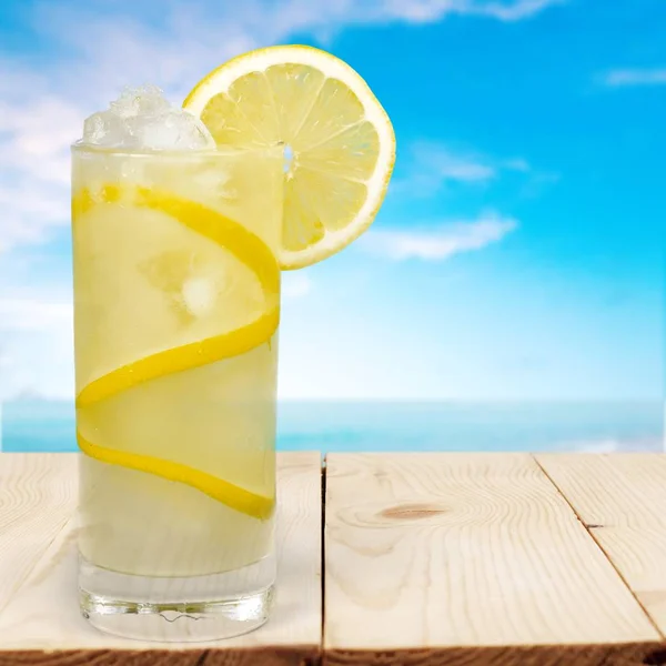 Glas kalte Limonade — Stockfoto