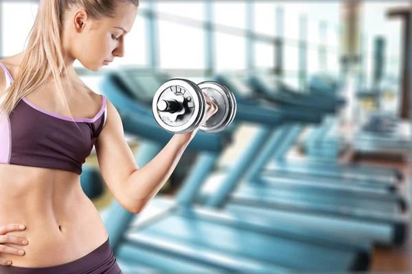 Mujer con mancuerna en el gimnasio —  Fotos de Stock