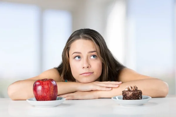 Kobieta sprawia, że wybór między apple i ciasto — Zdjęcie stockowe