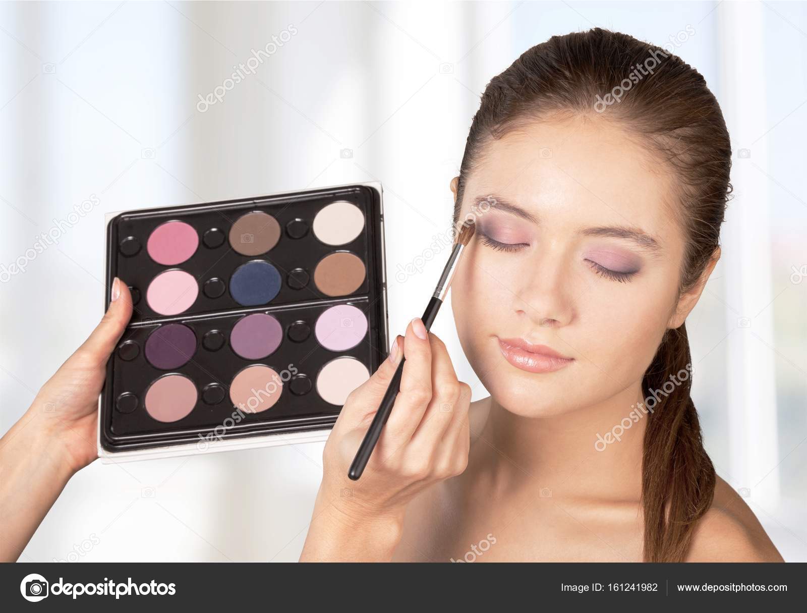 Maquilleur Faire Maquillage Pour Fille Image Libre De Droit Par Billiondigital C