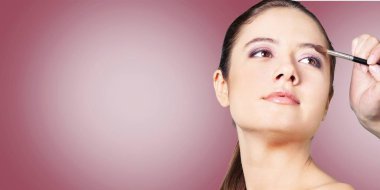 kalıcı makyaj ile sevimli kadın