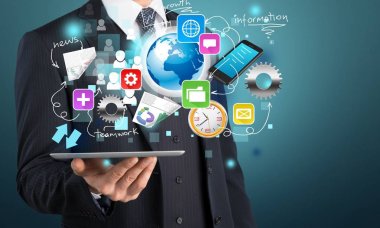 Tablet pc kullanan işadamı  