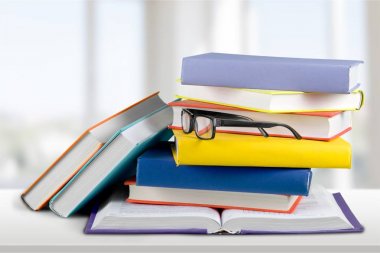yığın kitap gözlüklü