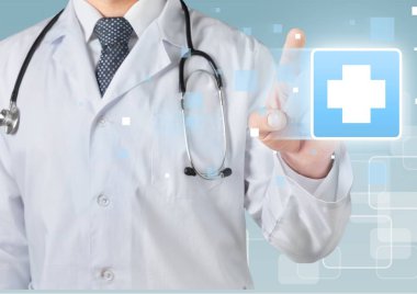 Steteskoplu erkek doktor.