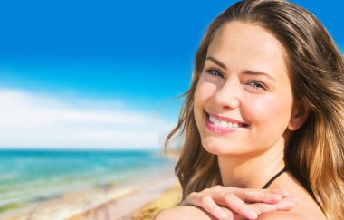 kadın tatilde rahatlatıcı