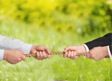 iş adamları halat çekme