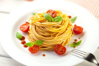 Beyaz tabakta lezzetli makarna